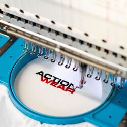 + LOGO EN BRODERIE +/- 24CM